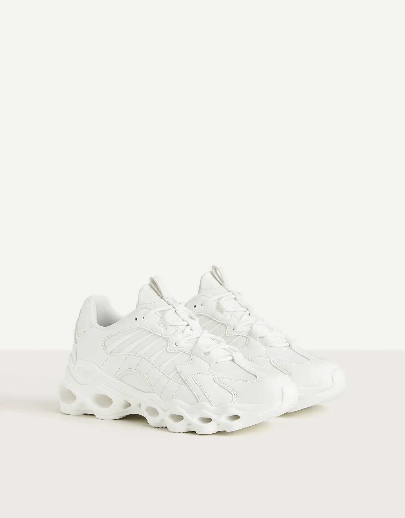 Sneaker mit Öffnungen in der Sohle